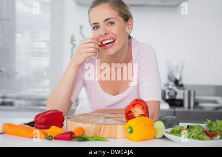 Attraktive Frau Essen Gemüse Stockfoto