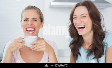 Hübsche Frauen platzen vor Lachen Stockfoto