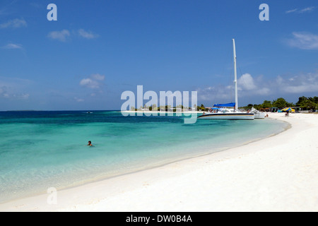 touristischen Schwimmen im sauberen Wasser, Crasqui Insel Archipel Los Roques Archipel, Venezuela, Südamerika Stockfoto