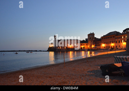 Blick auf den Sonnenuntergang in der Baia del Silenzio Bucht, Sestri Levante, Ligurien Stockfoto