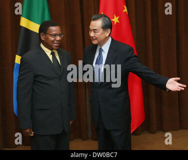 Peking, China. 25. Februar 2014. Chinese Foreign Minister Wang Yi (R) führt Gespräche mit seinem tansanischen Amtskollegen Bernard Kamillius Membe in Peking, Hauptstadt von China, 25. Februar 2014. © Liu Weibing/Xinhua/Alamy Live-Nachrichten Stockfoto