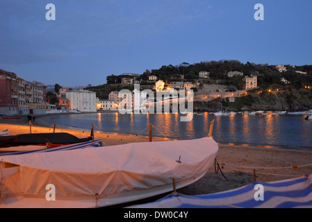 Blick auf den Sonnenuntergang in der Baia del Silenzio Bucht, Sestri Levante, Ligurien Stockfoto