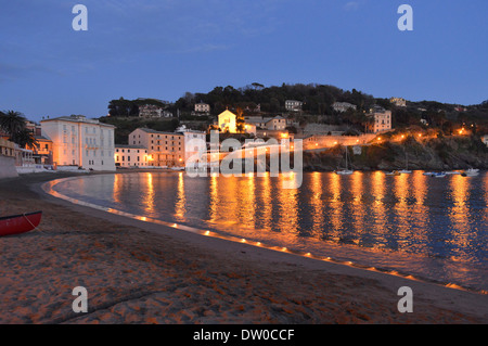 Blick auf den Sonnenuntergang in der Baia del Silenzio Bucht, Sestri Levante, Ligurien Stockfoto