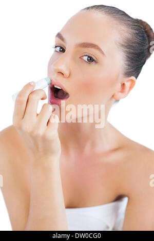 Modellieren der Anwendung Chap Stick an Lippen Stockfoto