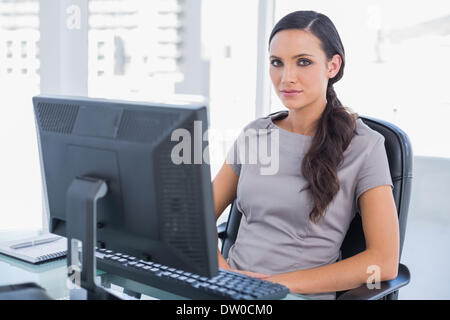 Attraktiven dunklen Haaren Geschäftsfrau Stockfoto