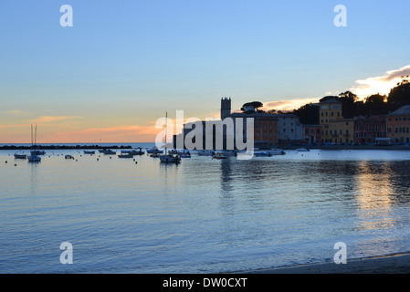 Blick auf den Sonnenuntergang in der Baia del Silenzio Bucht, Sestri Levante, Ligurien Stockfoto