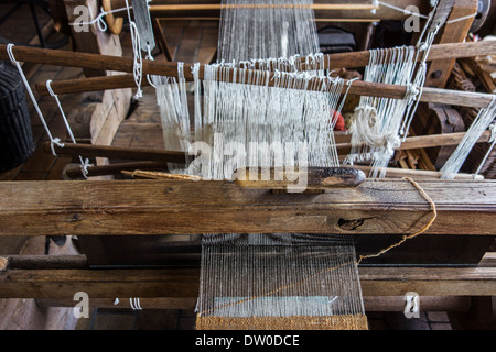 Alte hölzerne achtzehnten Jahrhundert Webstuhl zeigt Heddles bei MIAT, industrielle Archäologiemuseum, Gent, Belgien Stockfoto