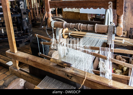 Alte hölzerne achtzehnten Jahrhundert Webstuhl zeigt Heddles bei MIAT, industrielle Archäologiemuseum, Gent, Belgien Stockfoto