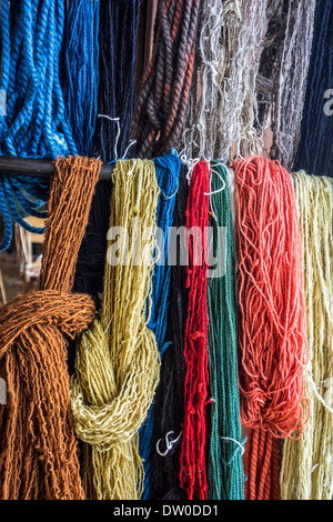 Bunt gefärbte Stränge Wolle für Kleidung in Spinnerei Weberei Stockfoto