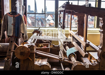 Alte hölzerne Webstuhl zeigt Heddles bei MIAT, industrielle Archäologiemuseum, Gent, Belgien Stockfoto