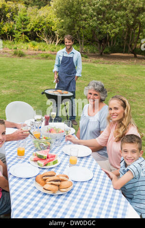 Glückliche Familie beim Grillen Stockfoto