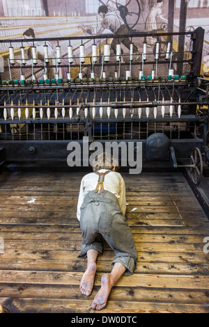 Kinderarbeiter arbeiten bei Mule Jenny, halbautomatische drehende Maschine, MIAT, industrielle Archäologiemuseum, Gent, Belgien Stockfoto
