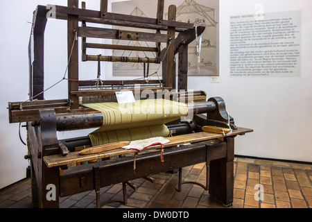 Alte handbetrieben hölzerne Webstuhl und Shuttles bei MIAT, industrielle Archäologiemuseum, Gent, Belgien Stockfoto