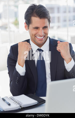 Erfolgreicher Geschäftsmann Blick auf seinem laptop Stockfoto