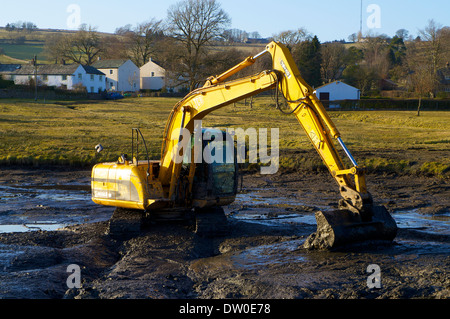 Baggerarbeiten mit einem JCB JS130 nachverfolgten Bagger clearing ein erstickter Gewässer. Stockfoto