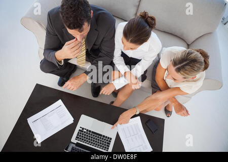 Draufsicht der Kolleginnen und Kollegen zusammen arbeiten Stockfoto