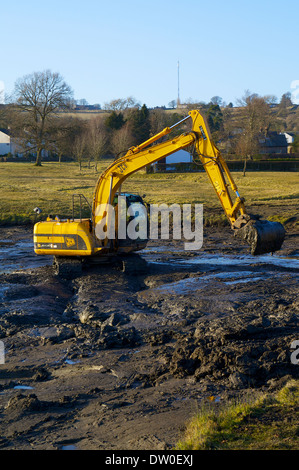 Baggerarbeiten mit einem JCB JS130 nachverfolgten Bagger clearing ein erstickter Gewässer. Stockfoto