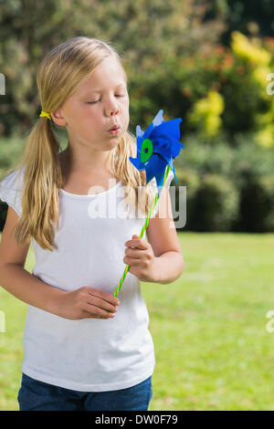 Junge blonde Mädchen bläst Windrad Stockfoto