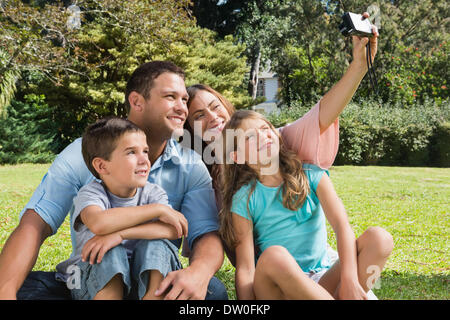 Lächelnde Familie in einem Park Fotos Stockfoto
