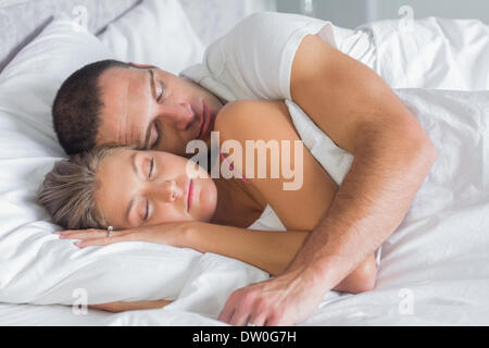 Süßes Paar schlafen und Kuscheln im Bett Stockfoto