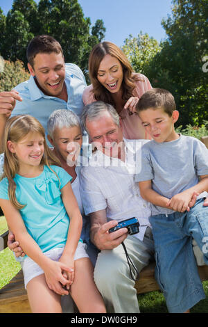 Multi-Generationen-Familie betrachten von Fotos Stockfoto