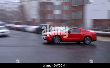 Washington DC, USA. 25. Februar 2014. Ein Auto läuft auf einer Straße bei einem schweren Schneefall in Arlington, Virginia, USA, 25. Februar 2014. Bildnachweis: Yin Bogu/Xinhua/Alamy Live-Nachrichten Stockfoto