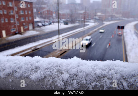 Washington DC, USA. 25. Februar 2014. Autos fahren auf einer Straße bei einem schweren Schneefall in Arlington, Virginia, USA, 25. Februar 2014. Bildnachweis: Yin Bogu/Xinhua/Alamy Live-Nachrichten Stockfoto