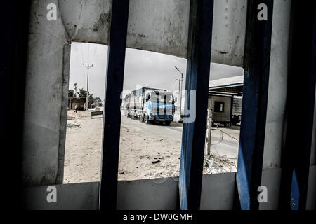 Gaza, Palästinensische Gebiete. 24. Februar 2014. Palästinensische LKW beladen mit Proviant Kreuz in Rafah von über den Grenzübergang Kerem Schalom zwischen Israel und dem südlichen Gazastreifen am 25. Februar 2014. Der Gazastreifen militante Hamas Herrscher haben sagte sie planen, Privatunternehmer, die den Ablauf des palästinensischen Territoriums Grenzübergänge mit Ägypten und Israel übernehmen zu lassen. Der Küstenstreifen, dessen Luft- und Gassen von Israel blockiert sind, hat drei Landübergänge; Erez und Kerem Shalom mit Israel und Rafah mit Ägypten. Foto-Ari Rahim Khatib / NurPhoto (Kredit-Bild: © Abed Stockfoto