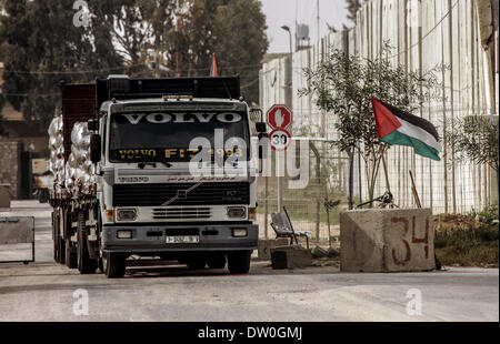 Gaza, Palästinensische Gebiete. 24. Februar 2014. Palästinensische LKW beladen mit Proviant Kreuz in Rafah von über den Grenzübergang Kerem Schalom zwischen Israel und dem südlichen Gazastreifen am 25. Februar 2014. Der Gazastreifen militante Hamas Herrscher haben sagte sie planen, Privatunternehmer, die den Ablauf des palästinensischen Territoriums Grenzübergänge mit Ägypten und Israel übernehmen zu lassen. Der Küstenstreifen, dessen Luft- und Gassen von Israel blockiert sind, hat drei Landübergänge; Erez und Kerem Shalom mit Israel und Rafah mit Ägypten. Foto-Ari Rahim Khatib / NurPhoto (Kredit-Bild: © Abed Stockfoto