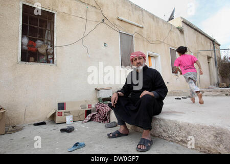 21. Februar 2014 - Al-Kitteh, Rabin, Jordanien - Ahmad Mansour, 54, posiert für ein Foto in seinem Haus im Dorf al-Kitteh westliche Stadt Jerash, 50 km nördlich die jordanische Hauptstadt Amman 21. Februar 2014. Mansour kam zu Fuß auf einer Bahre, wie ein syrischer Flüchtling nach Jordanien vor einem Jahr von seiner Frau und seinen zwölf Kindern nach drei Monaten nachdem er in seiner linken Hand verwundet wurde und der Rücken von einer Mörsergranate auf seinem Haus in Daraa landete, gefolgt (Credit-Bild: © Ahmad Abdo/APA Images/ZUMAPRESS.com) Stockfoto