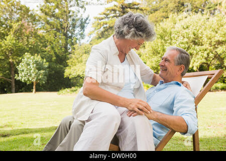 Lächelnde älteres Paar im park Stockfoto