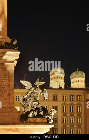 Die Mariensaule oder Marias Spalte (1638), Marienplatz, mit der Frauenkirche hinter München. Stockfoto