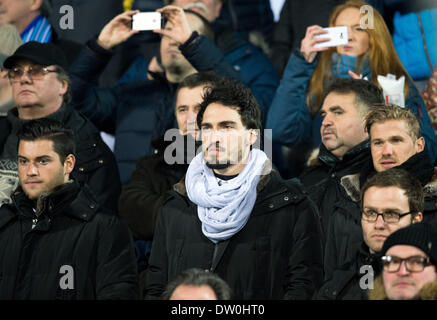 St. Petersburg, Russland. 25. Februar 2014. Dortmunder Mats Hummels (C) wird während der UEFA Champions League Runde von 16, ersten Bein-Fußballspiel zwischen Zenit St. Petersburg und Borussia Dortmund im Petrowski-Stadion in St. Petersburg, Russland, 25. Februar 2014 auf der Tribüne gesehen. Foto: Bernd Thissen/Dpa/Alamy Live News Stockfoto