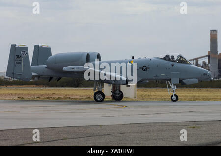 17. März 2007 taxis - Tucson, Arizona, Vereinigte Staaten von Amerika - eine a-10 Flugzeug auf der Startbahn in Davis-Monthan AFB in Tucson, Arizona in diesem 2007 Datei Foto. Davis-Monthan ist Heimat der 355th Flügel, die die a-10 unterstützt. Das Pentagon kündigte gestern an der a-10 als eine Maßnahme zur Kostenreduzierung zur Vorbereitung der späteren Lieferung von der f-35-Mehrzweck-Kämpfer in den Ruhestand. Die a-10 diente seit spät im Vietnam-Krieg durch zeitgenössische Kämpfe in Afghanistan und im Irak. Das Flugzeug wird in der Regel von Piloten und Serviceteams für seine Überlebensfähigkeit und Leistung gelobt. (Kredit Imag Stockfoto