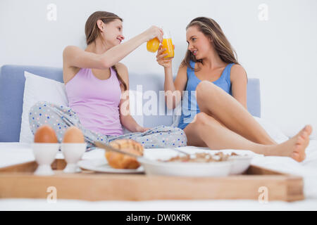 Freunde genießen das Frühstück im Bett Stockfoto