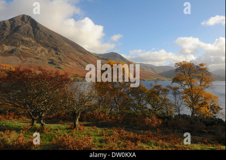 Blick über Crummock Water in Richtung Grasmoor im Lake District National Park, Cumbria, England, Großbritannien Stockfoto