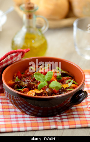 Paprika in einer Schüssel Terrakotta Stockfoto