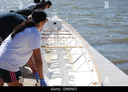 Dallas Delite bereitet eines ihrer Boote für die jährliche Drachenboot und Race Kite Festival findet jedes Jahr Mitte Mai Stockfoto