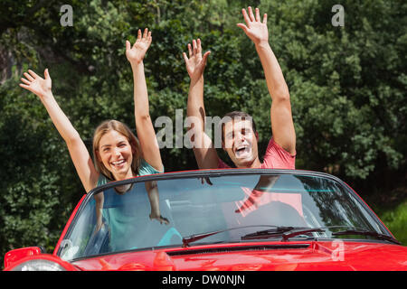 Glückliche Paare, die Spaß in ihrem cabriolet Stockfoto