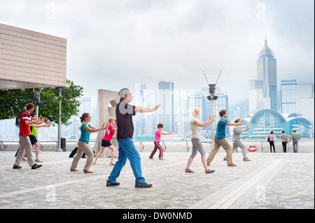 Tai Chi öffentliche Wahrnehmung in den frühen Morgenstunden in Hong Kong. Stockfoto