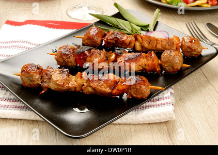 Spieße mit Fleisch, gekocht auf einem Teller Stockfoto