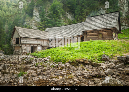 Holzhaus in den Bergen mit Creek und Rasen Stockfoto