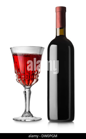 Glas Rotwein und eine Flasche isoliert auf weißem Hintergrund Stockfoto