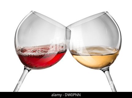 Verschieben von roten und weißen Glas Wein vor einem weißen Hintergrund Stockfoto