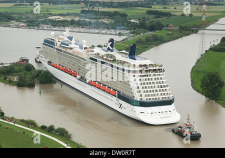 Kreuzfahrtschiff, die Celebrity Silhouette verlässt die Werft in Papenburg, wo sie entstand und nach hinten zum Meer geschwommen ist. Stockfoto