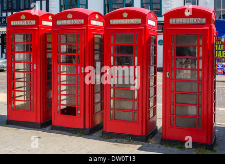 Reihe von traditionellen rotes Telefon-Boxen in der historischen alten Marktplatz, Ripon, North Yorkshire, England, UK Stockfoto