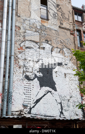 Grafitti Darstellung einen Mann wirft eine Bombe an der Wand im Kunsthaus Tacheles in Berlin, Deutschland. Stockfoto
