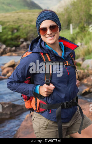 Sportliche Brünette auf einer Wanderung Stockfoto