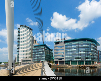 Fußgängerbrücke über zu den BBC-Studios in MediaCityUK mit Kai nach rechts und Brückenhaus nach links, Salford Quays, Manchester, UK Stockfoto