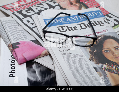 Nahaufnahme Detail Brille Auswahl an Tageszeitungen Stockfoto